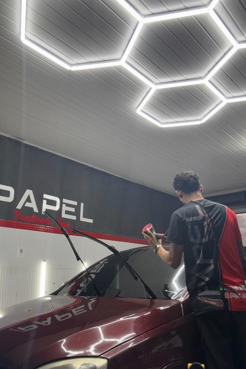 Profissional com farda Papel Insulfilms moldando película a quente