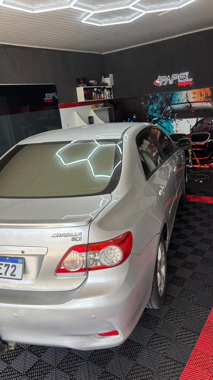 Toyota Corolla GLi com acabamento impecável no box