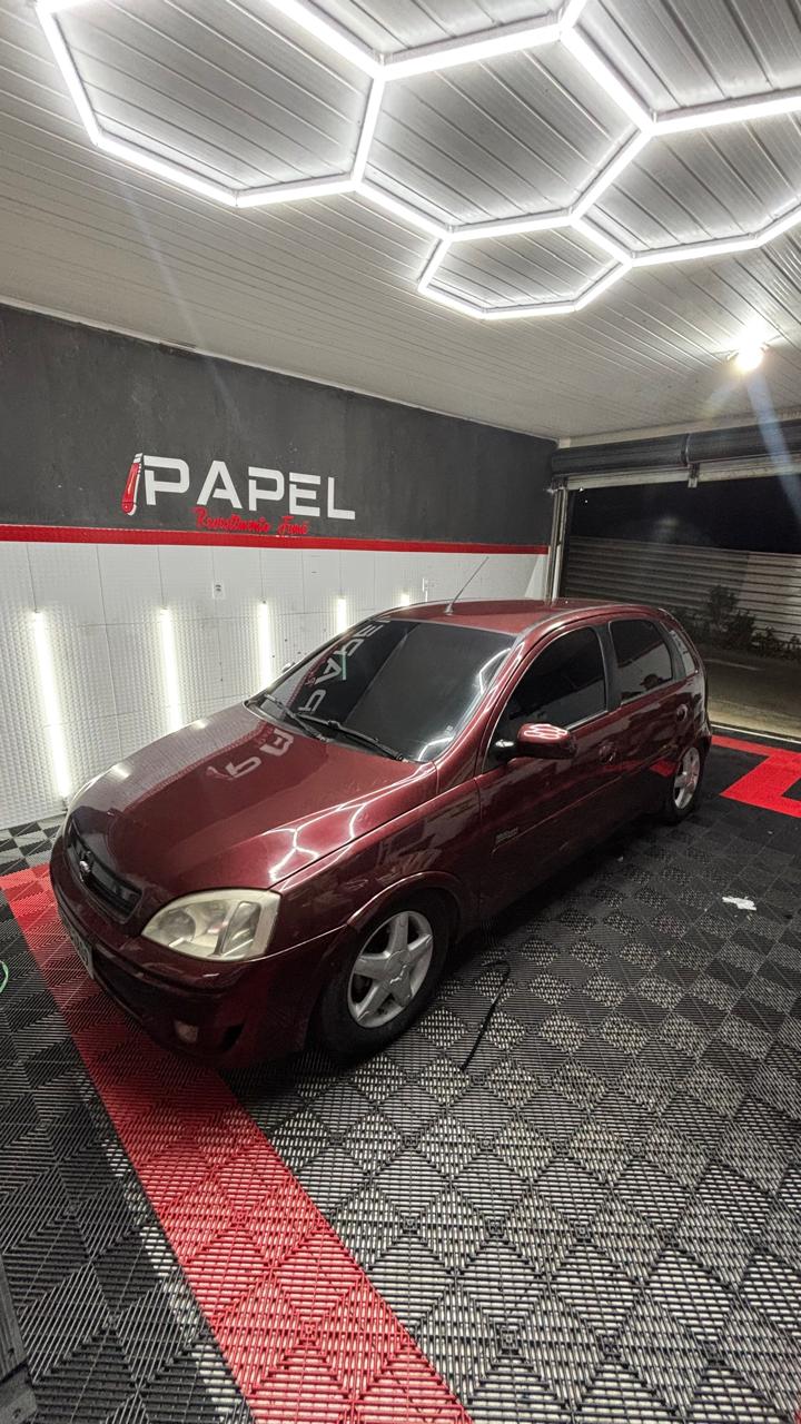 Chevrolet Corsa hatch vinho finalizado no box