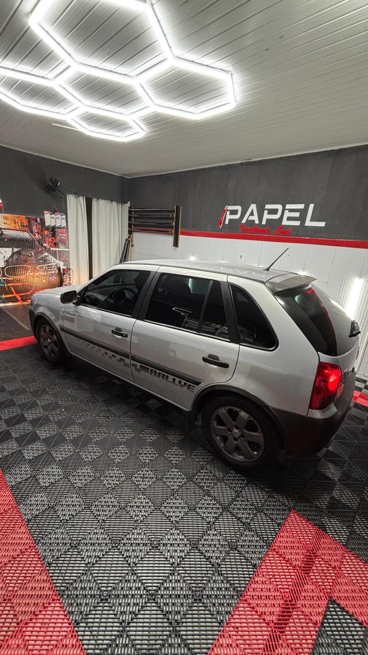 VW Gol Rallye no box técnico sob luzes hexagonais