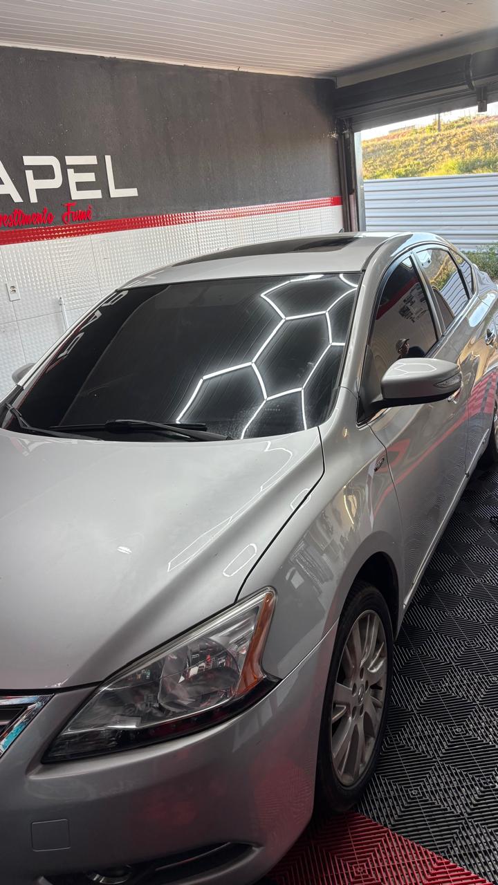 Nissan Sentra sedan com película térmica e teto solar